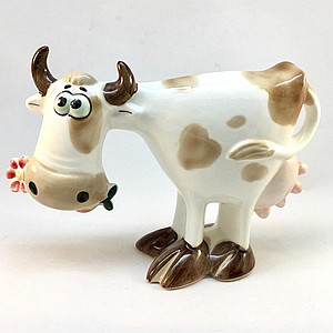 Корова с цветком с бежевыми пятнами