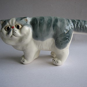 Фарфоровая статуэтка кошка Экзот серо-белого окраса