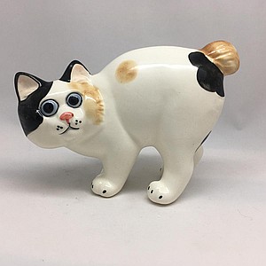 Фарфоровая статуэтка кошка Бобтейл белого окраса с рыжими и черными пятнами