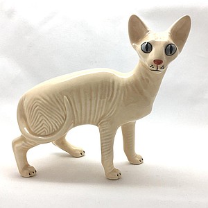 Сфинкс в стойке кремовый