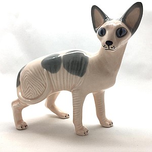 Сфинкс в стойке розовый с пятнами