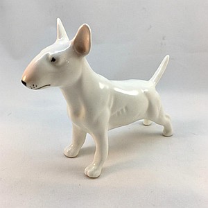 Бультерьер белый в стойке малый