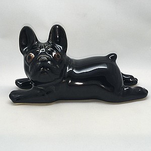 Французский бульдог в лёжке чёрный