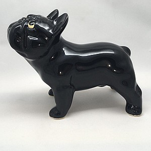 Французский бульдог в стойке чёрный