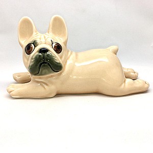 Французский бульдог в лёжке палевый