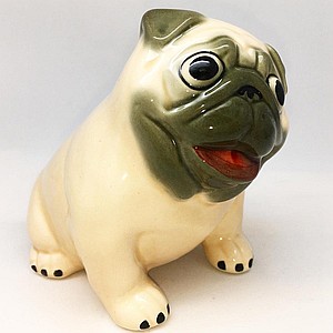 Мопс палевый сидящий