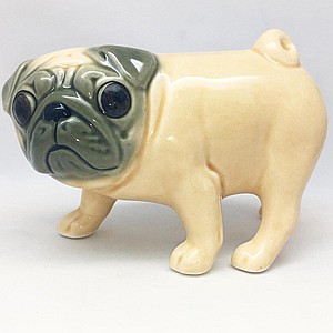 Мопс палевый в стойке