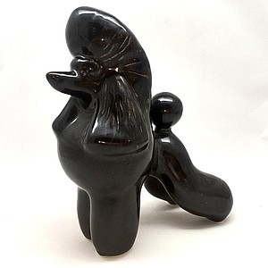 Пудель в стойке черный