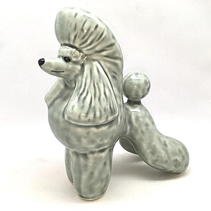 Пудель в стойке серый