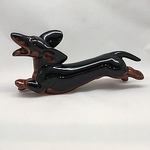 Такса летящая черная