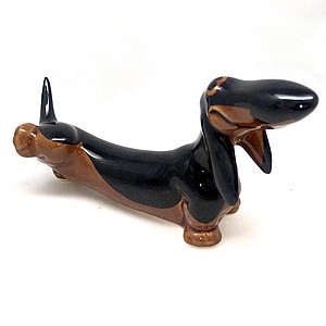 Такса писающая черная